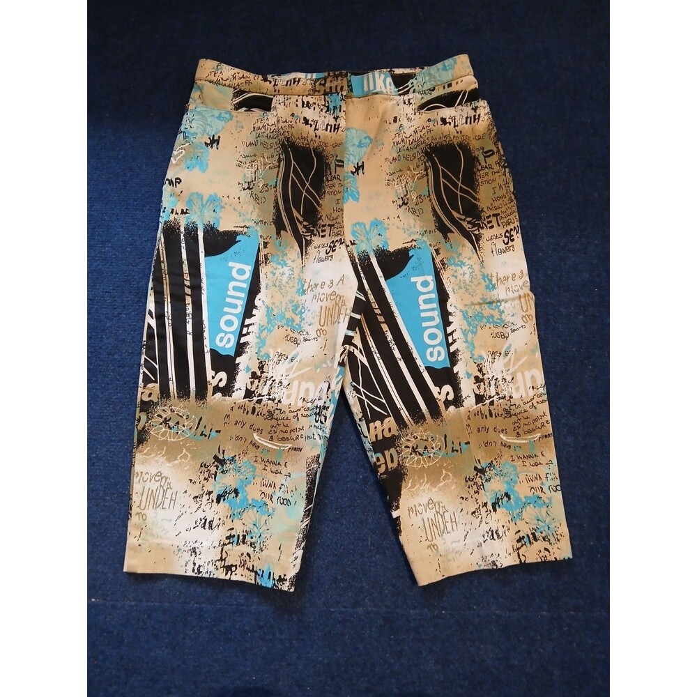 CLICK Capri Graffiti pattern Made in Canada Size 10